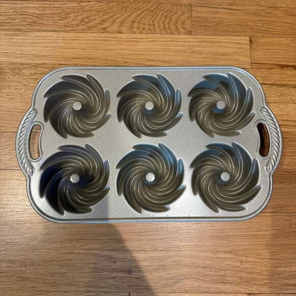 Nordic Ware Heritage Bundtlette Cake Pan 6-Cavity - Picture 1 of 2